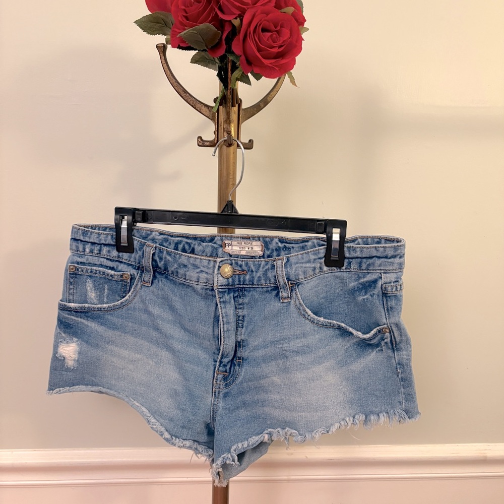 Free People Mid Rise Distressed Raw Hem Cotton Denim Jean Shorts Size W29